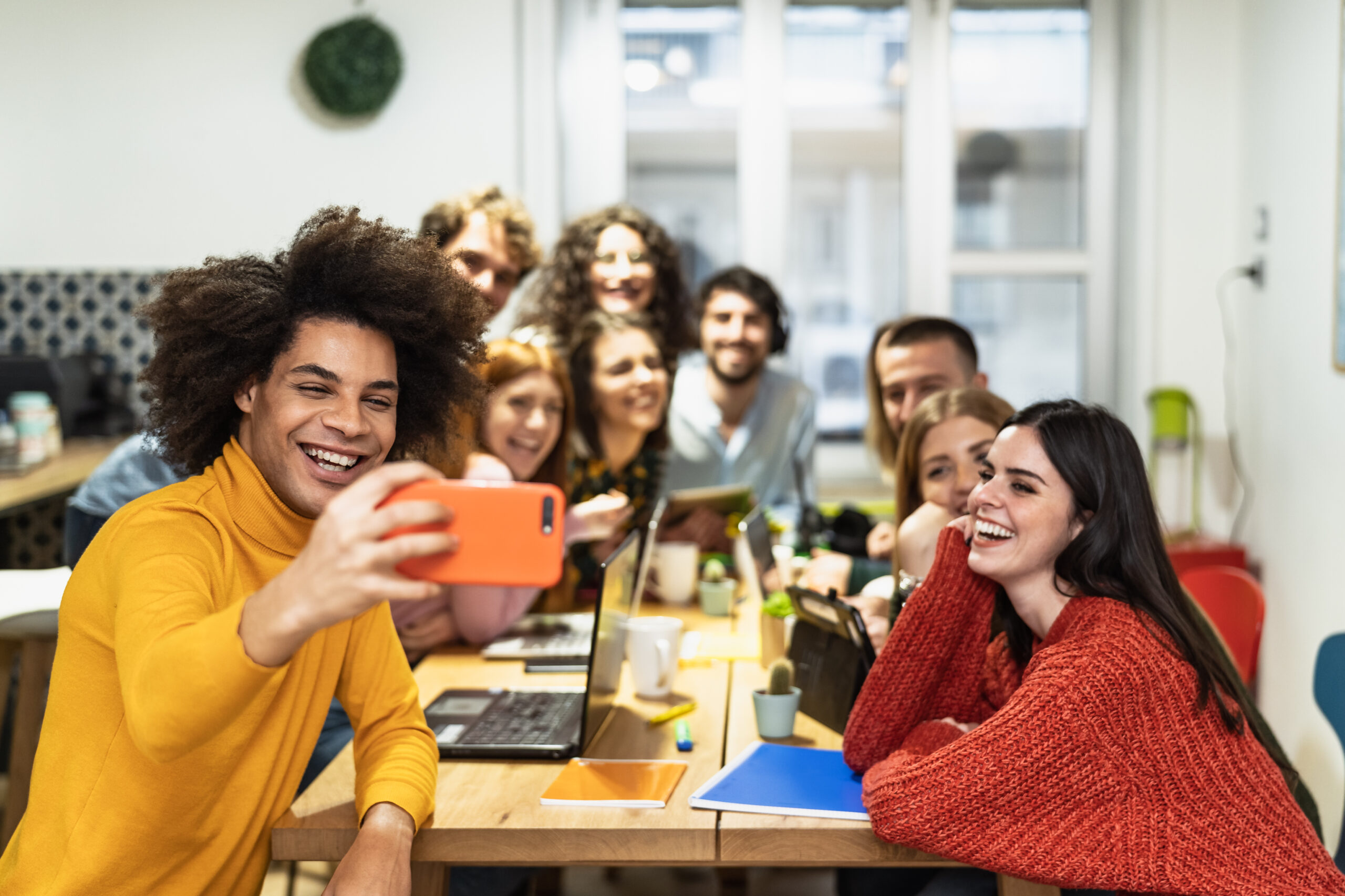 Nuove imprese a tasso zero per giovani e donne 2023. Dei giovani davanti a una postazione di lavoro che fanno un selfie